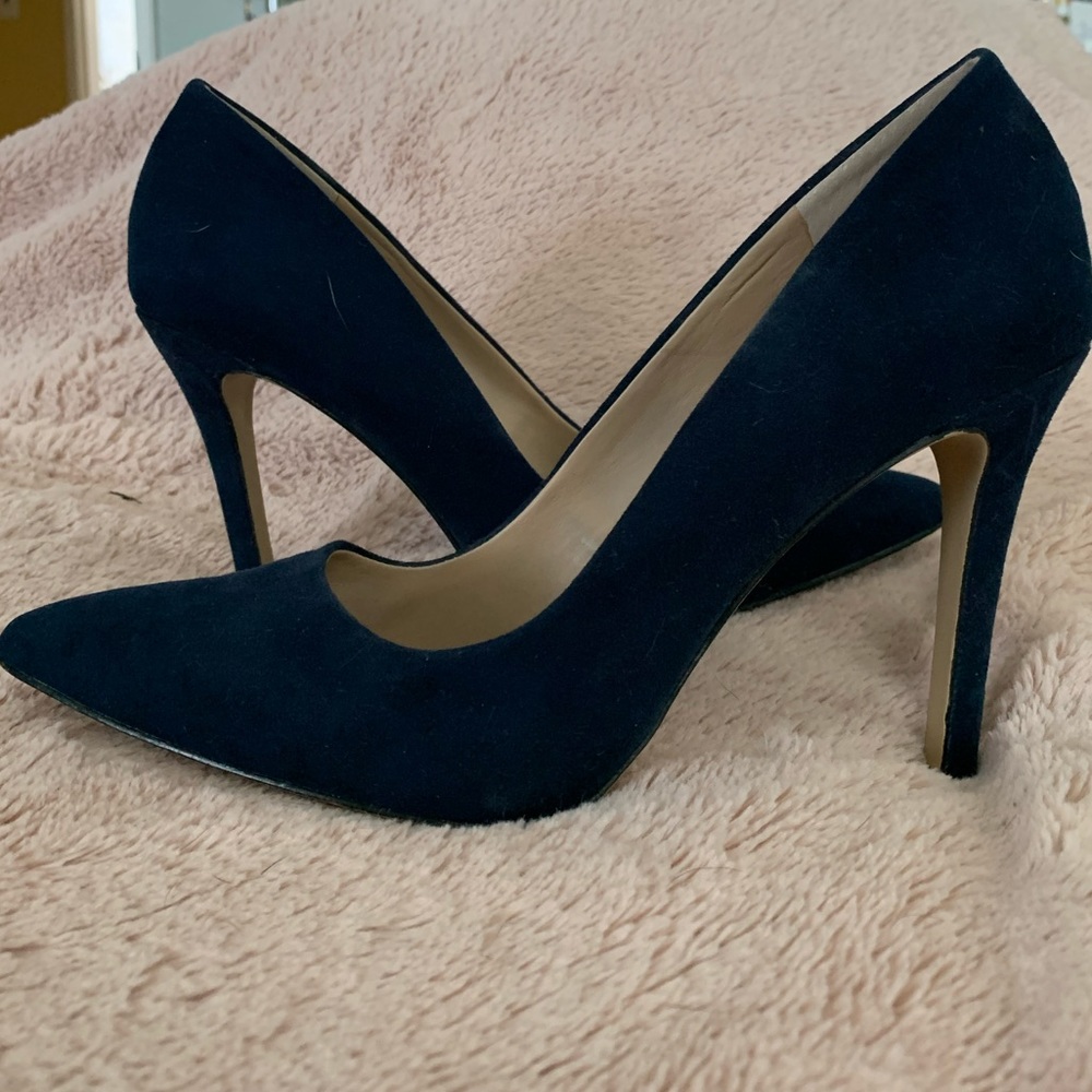 Navy pumps